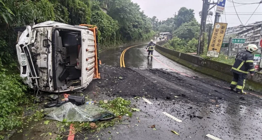 砂石車翻覆撞貨斗上砂石傾瀉而出。（圖／美城里里長翁智冠提供）
