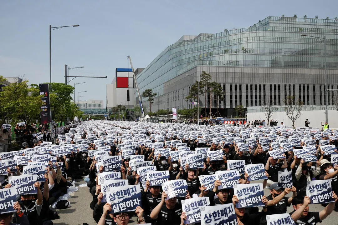 4月23日，三星電子勞資衝突升溫，工會在平澤市工廠舉行大規模抗議集會。（圖／路透社）
