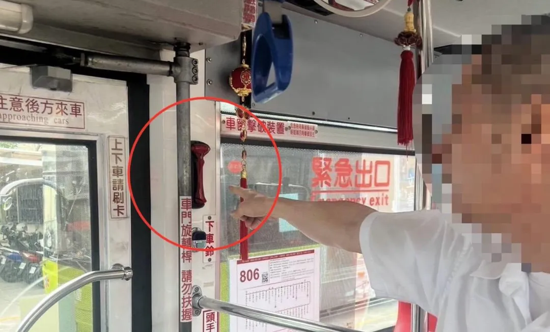 黃翁拿車上的車窗擊破器攻擊司機。(圖/翻攝畫面)