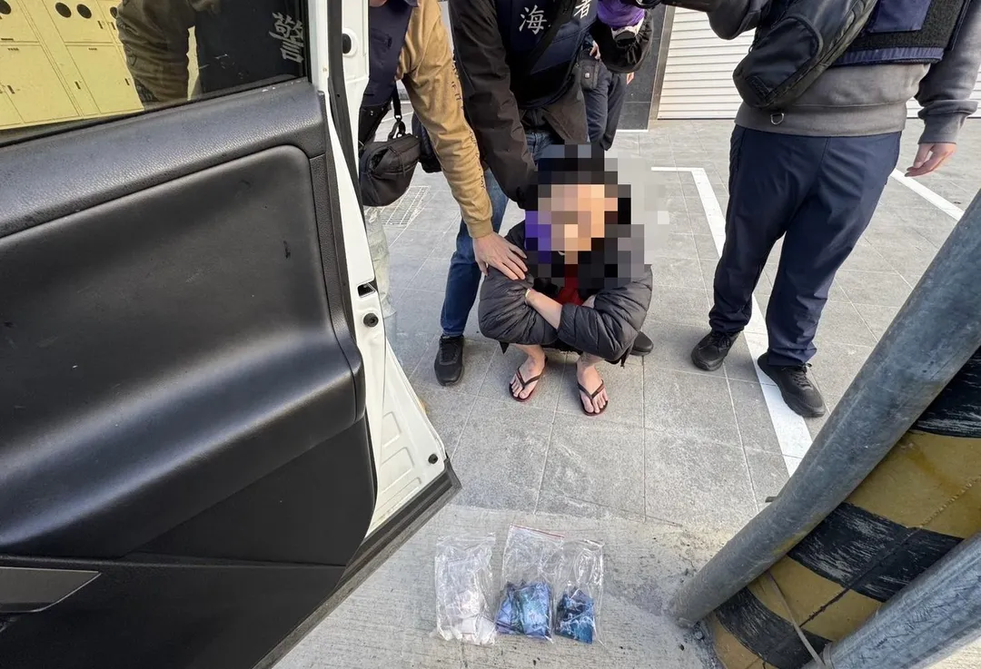 警方逮捕毒販查扣毒品。（圖／翻攝畫面）