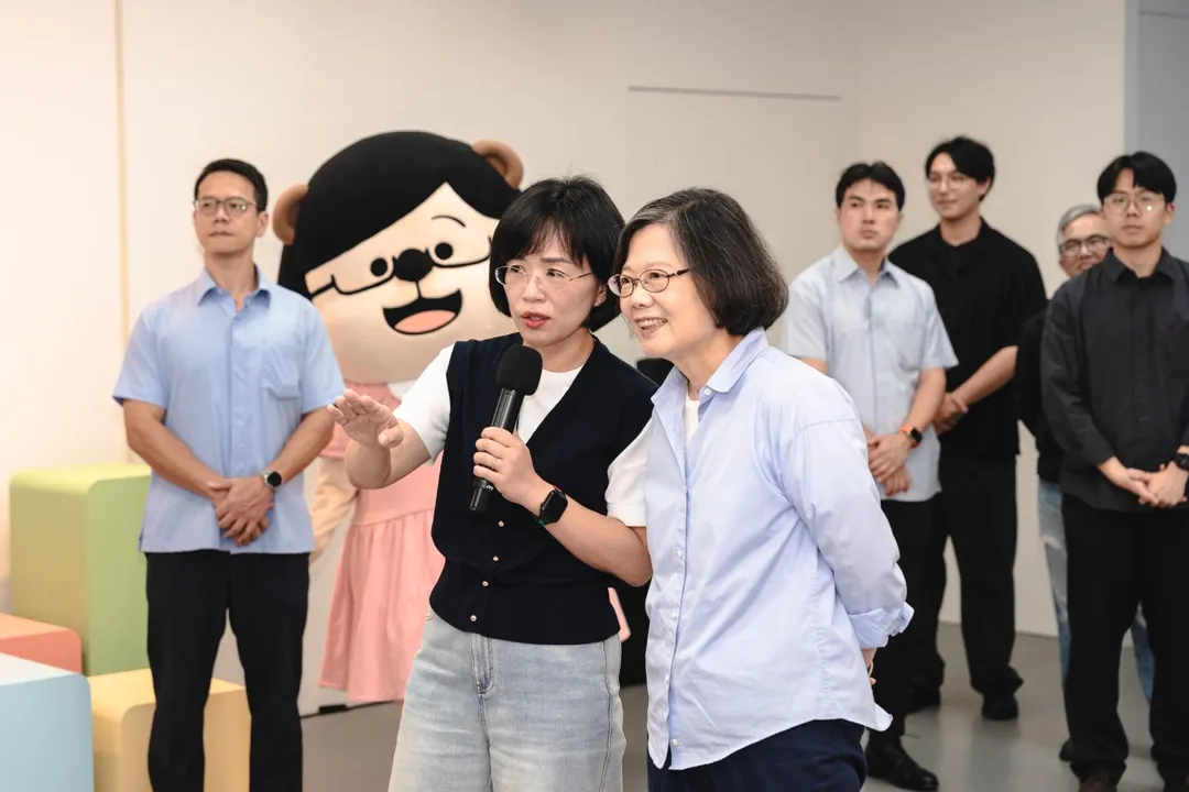 蘇巧慧找來前總統蔡英文開箱競選辦公室。(圖/蘇巧慧競選辦公室提供)