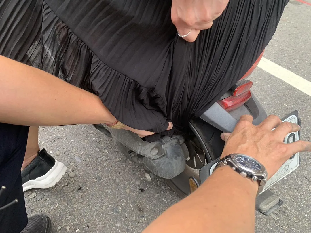 員警隨即蹲下徒手協助處理。（圖／警方提供）