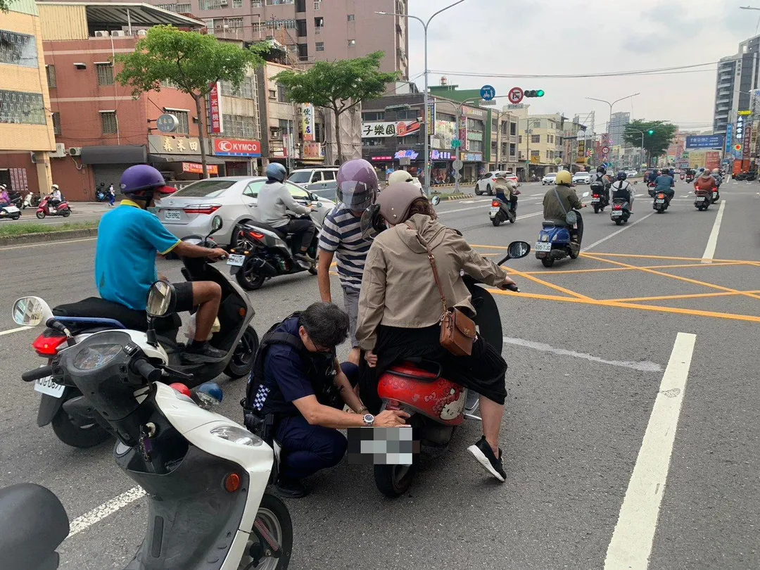 一名女子身穿長裙搭乘機車後座不慎捲入機車後輪。（圖／警方提供）