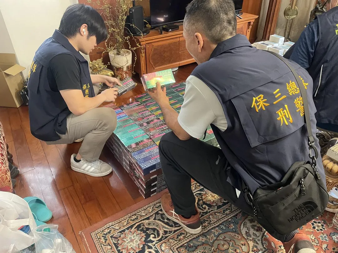 現場查扣非法加熱菸共計4780包、各式未稅私菸共計297包、電子加熱器108支、犯罪用手機2支等證物。（圖／翻攝畫面）
