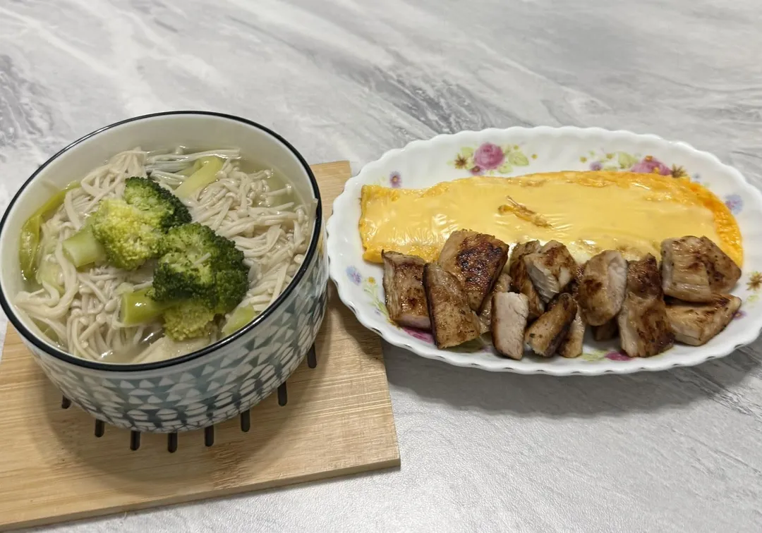 減肥一開始就戒飯、麵、麵包,體重計數字快速下滑,看似方法奏效,實則暗藏陷阱。(圖/中天新聞)