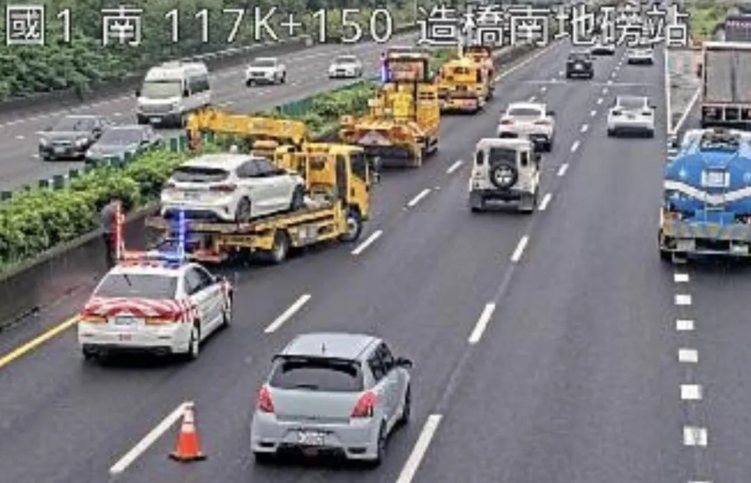 國道1號造橋段發生追撞緩撞車事故。（圖／翻攝自國道公路即時網）