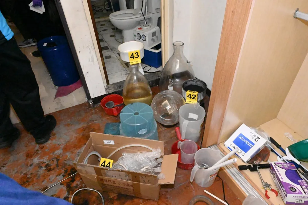 製毒集團分工縝密，租用嘉義市民宅作為掩護，將原料透過蒸餾等步驟精製成「依托咪酯」成品。（圖／警方提供）