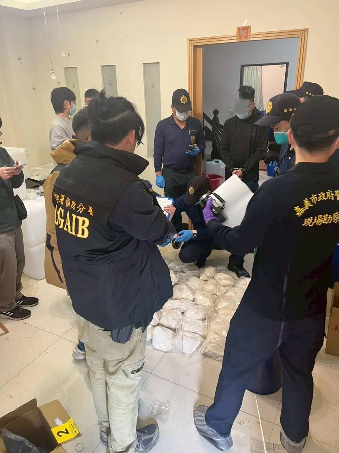 警方現場查扣旋轉蒸發儀、真空機等57項專業設備，並起獲純質淨重約13.656公斤之依托咪酯成品，以及約29.081公斤之先驅原料，合計總重逾40公斤。（圖／警方提供）