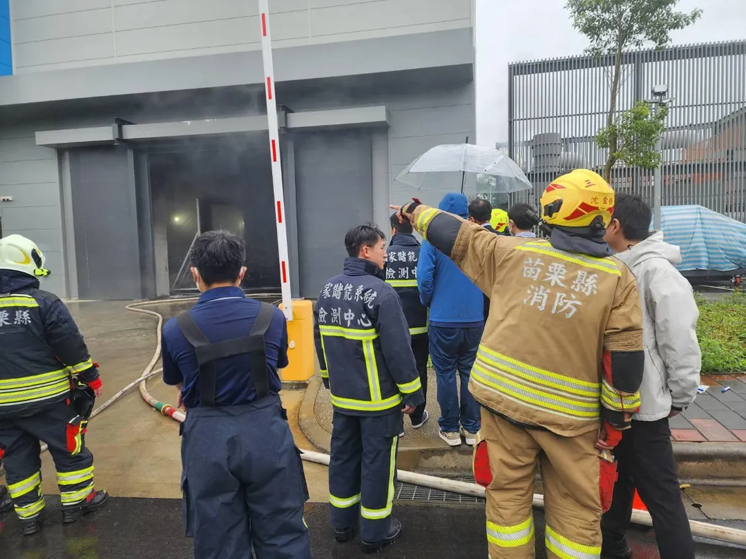 目前消防單位仍在現場持續戒備，起火原因和具體損失有待進一步調查釐清。（圖／警消提供）