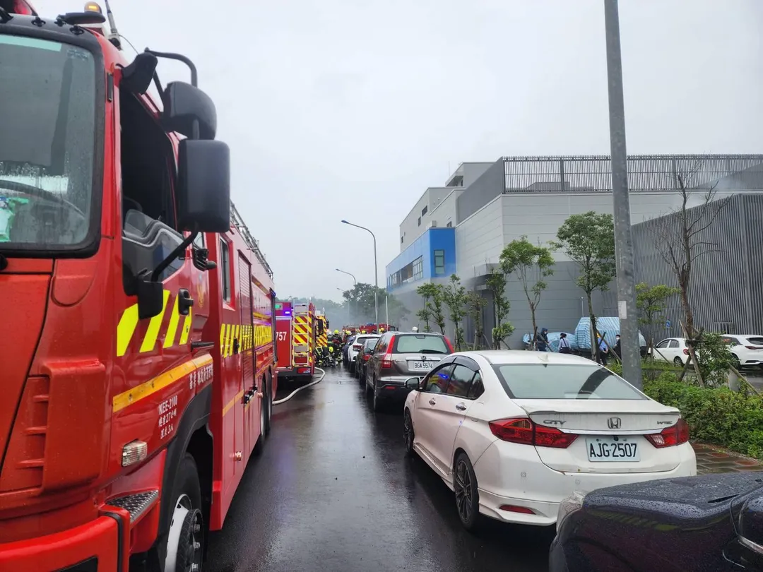 消防人員抵達現場時，建物內不時飄出濃煙，救災人員隨即佈設水線，針對疑似起火點的電池櫃進行灌救，同時加強內部排煙工作。（圖／警消提供）