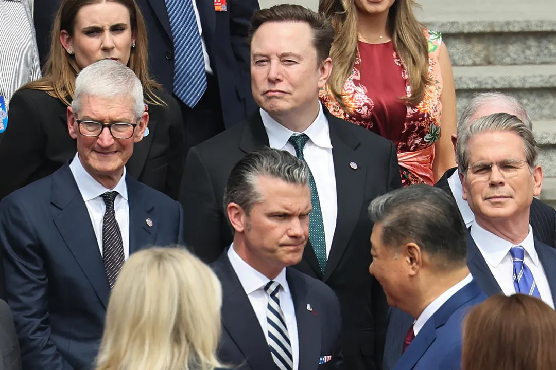 蘋果執行長庫克（Tim Cook）、特斯拉執行長馬斯克（Elon Musk）等企業家隨川普訪問北京。（圖／美聯社）