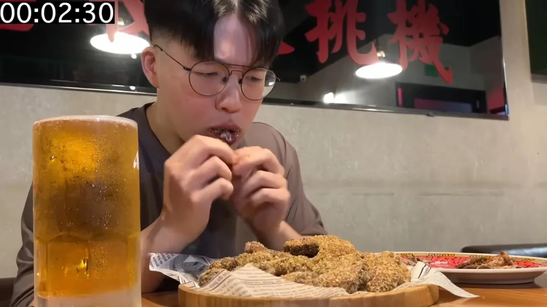 該挑戰規定成功者可享有餐費全免，但報名時需預付 50% 的訂金共 644 元。（圖／翻攝自YouTube／吃貨豪豪HowHowEat）