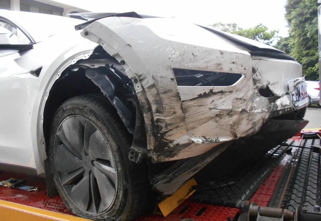 白色特斯拉車頭毀損。(圖/翻攝畫面)