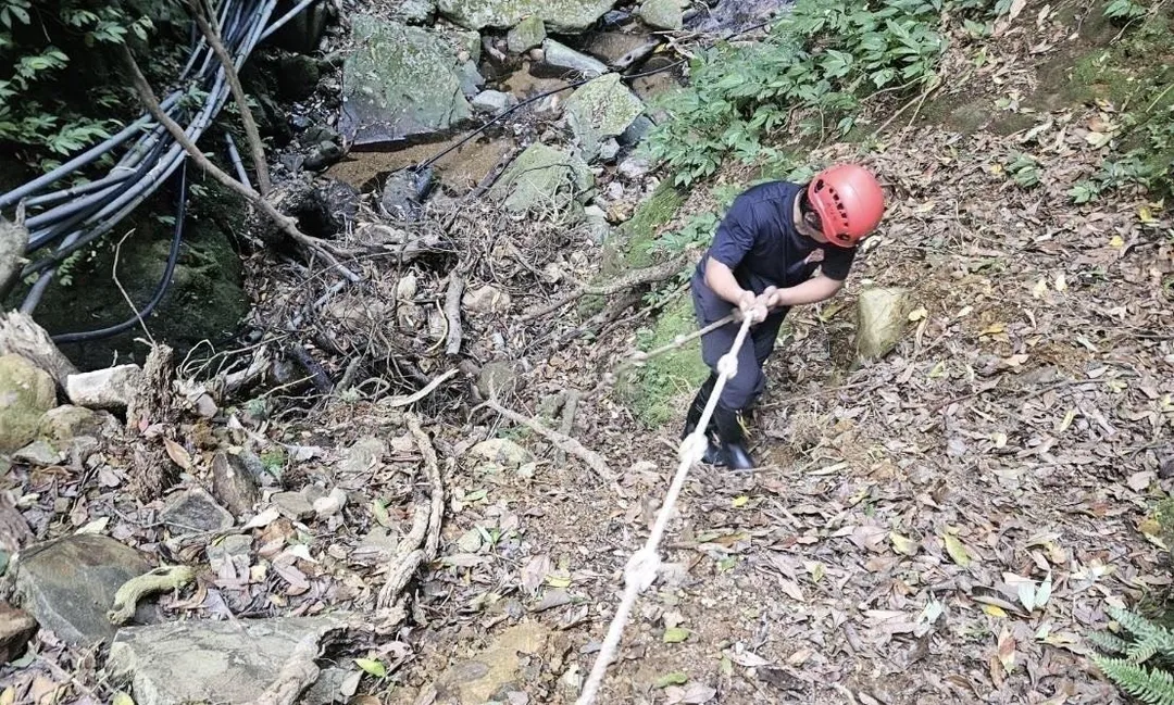 王姓巡佐熟識大屯山區步道路況迅速找到受困婦人。（圖／翻攝畫面）