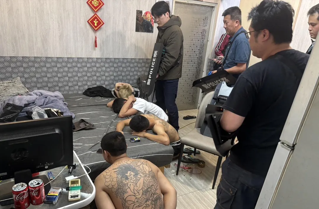 警方攻堅逮捕多名涉案嫌犯。（圖／翻攝畫面）