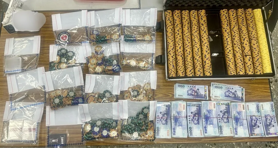 警方查扣賭具賭資等證物。（圖／翻攝畫面）