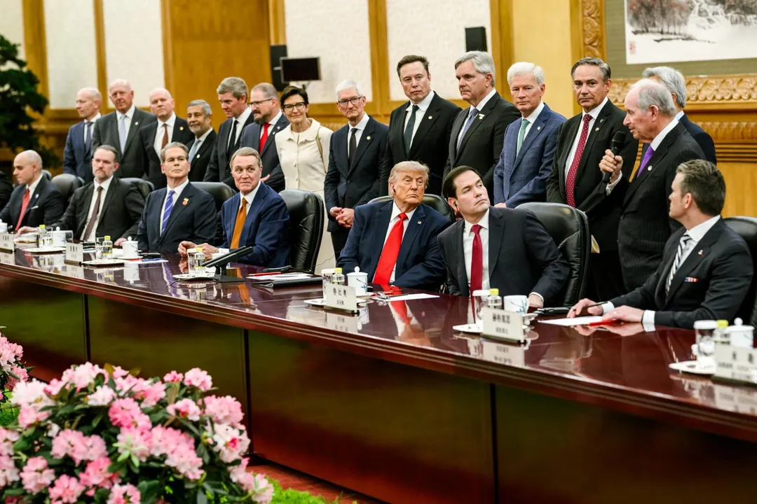 白宮公開的畫面中不僅紀錄了中美兩國領導人的會面,更引人矚目的是,隨行與會的美國「商界大老們」在會場內一字排開、排排站在川普身後。(圖/翻攝白宮官方X)