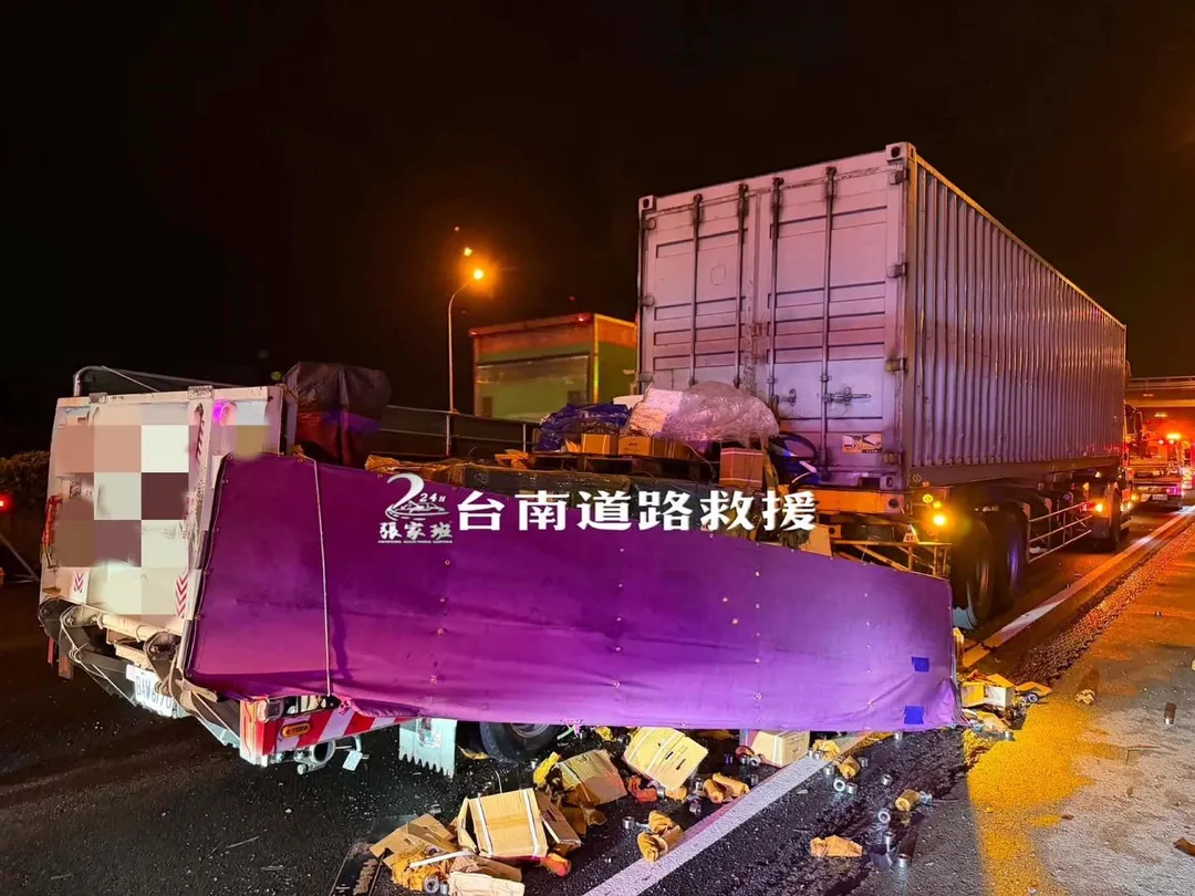 車禍現場過於慘烈,遺體被緊急遮掩。(圖/台南道路救援張家班授權提供)