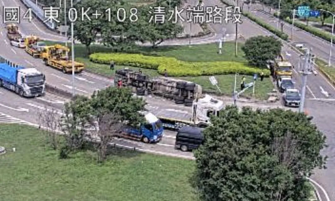 國道4號清水段水泥預拌車自撞側躺匝道。（圖／翻攝自國道公路即時網）