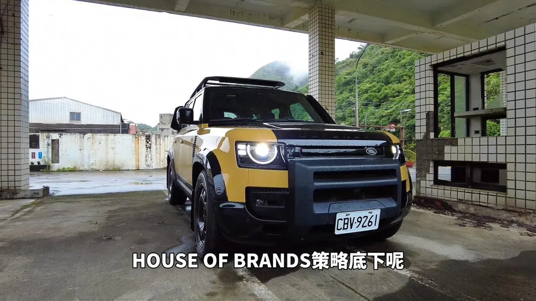 中天車享家朱朱哥來聊車，這次為您帶來全新2026年式DEFENDER TROPHY EDITION實車試駕內容。（圖／中天新聞）