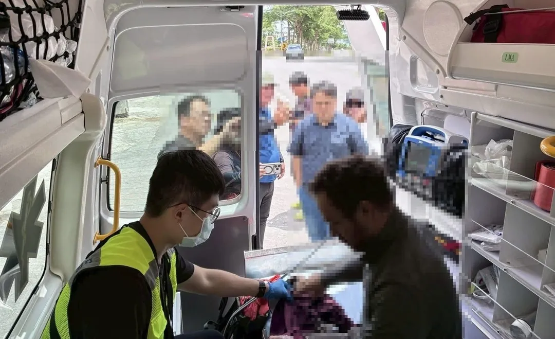 馬修獲救後上救護車送醫檢查。(圖/翻攝畫面)