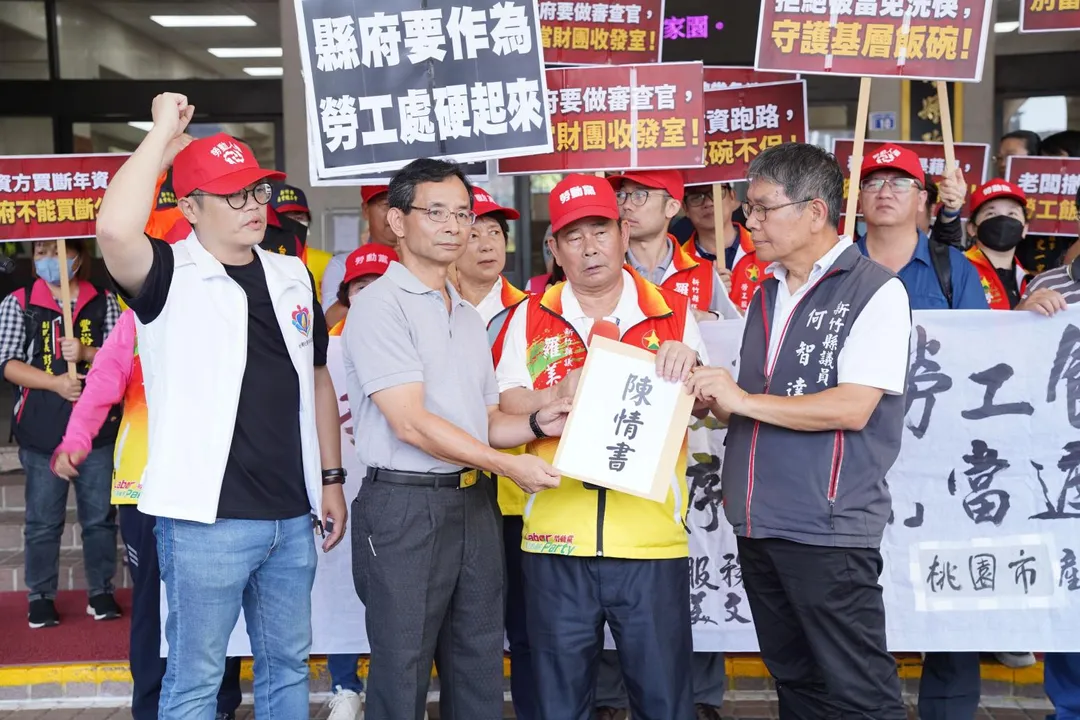 新竹縣勞工處長湯紹堂（前排左2）接下勞團陳情書。（圖／新竹縣政府勞工處提供）