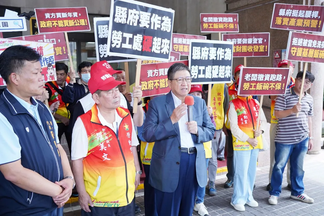 新竹縣議員羅美文（前排左2）15日在新竹縣政府前陳情，新竹縣長楊文科到場關心。（圖／新竹縣政府勞工處提供）