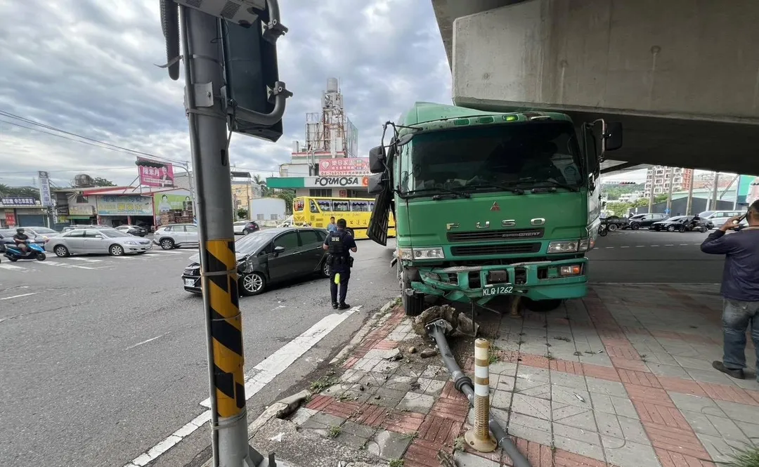 聯結車撞上橋墩才停下。（圖／翻攝畫面）