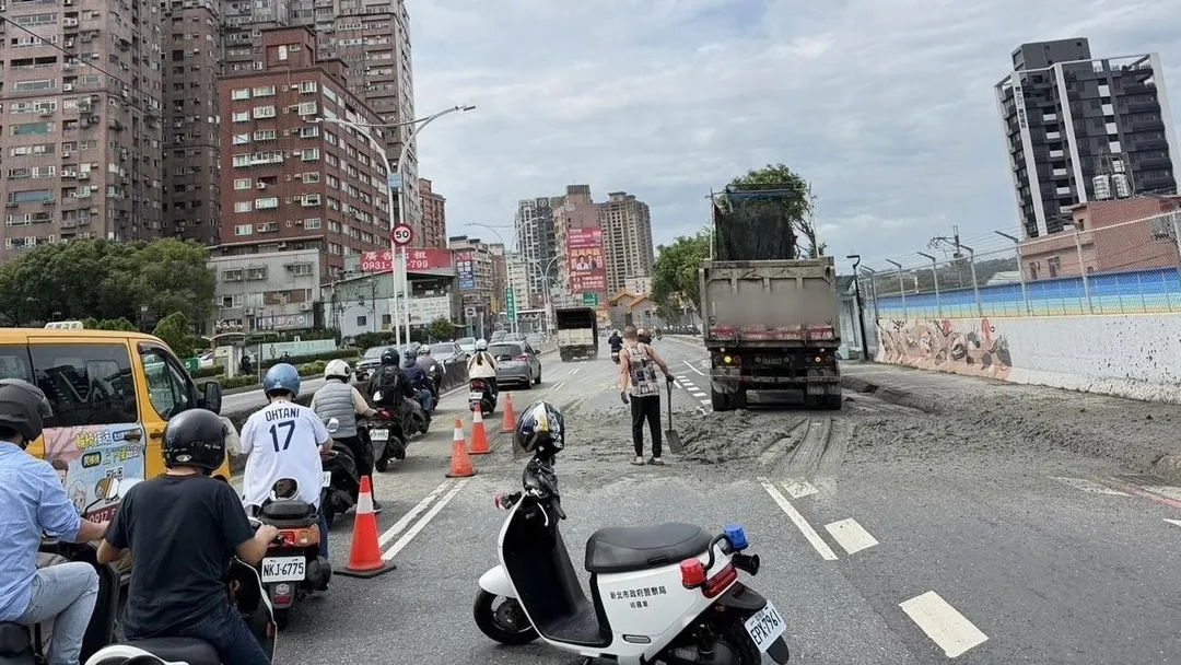 砂石滲漏導致車流嚴重回堵。(圖/翻攝畫面)