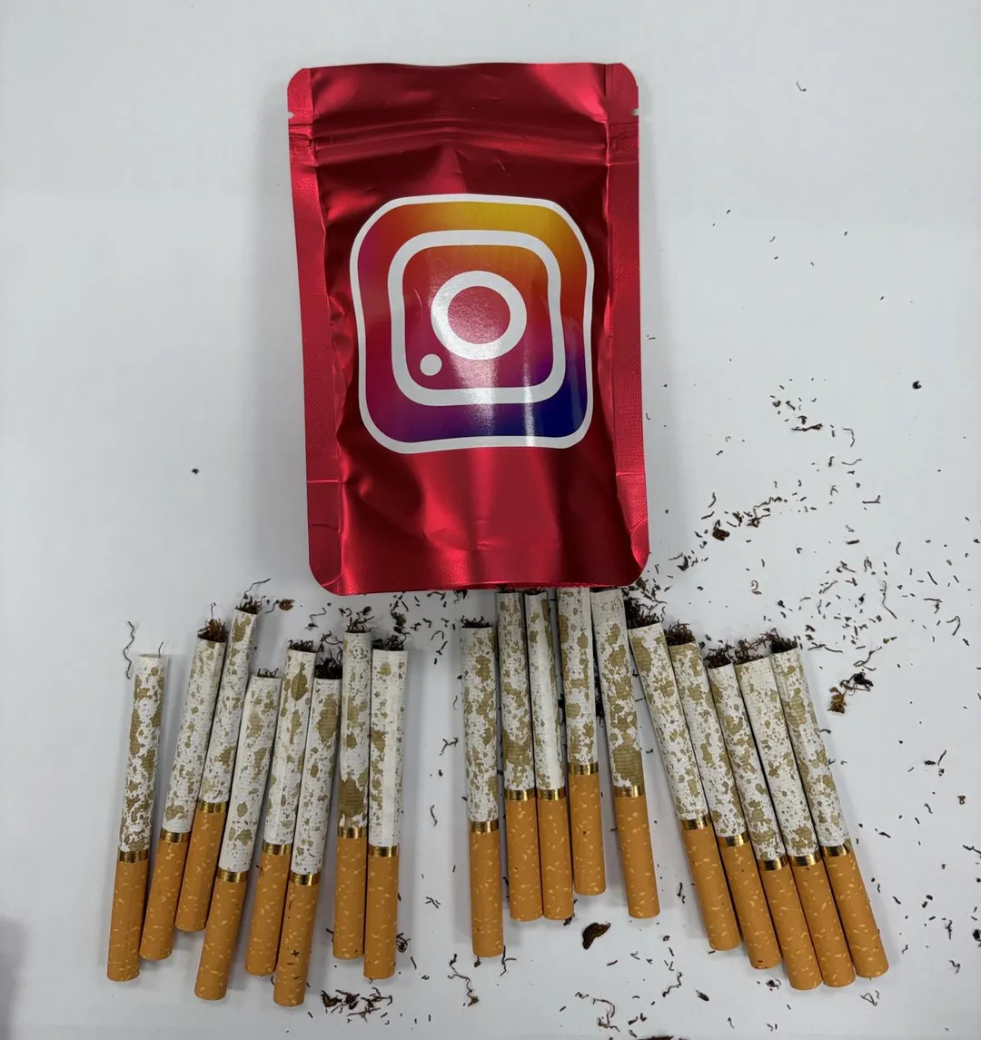 警方逮捕嫌犯查扣大量毒品彩虹菸。(圖/翻攝畫面)