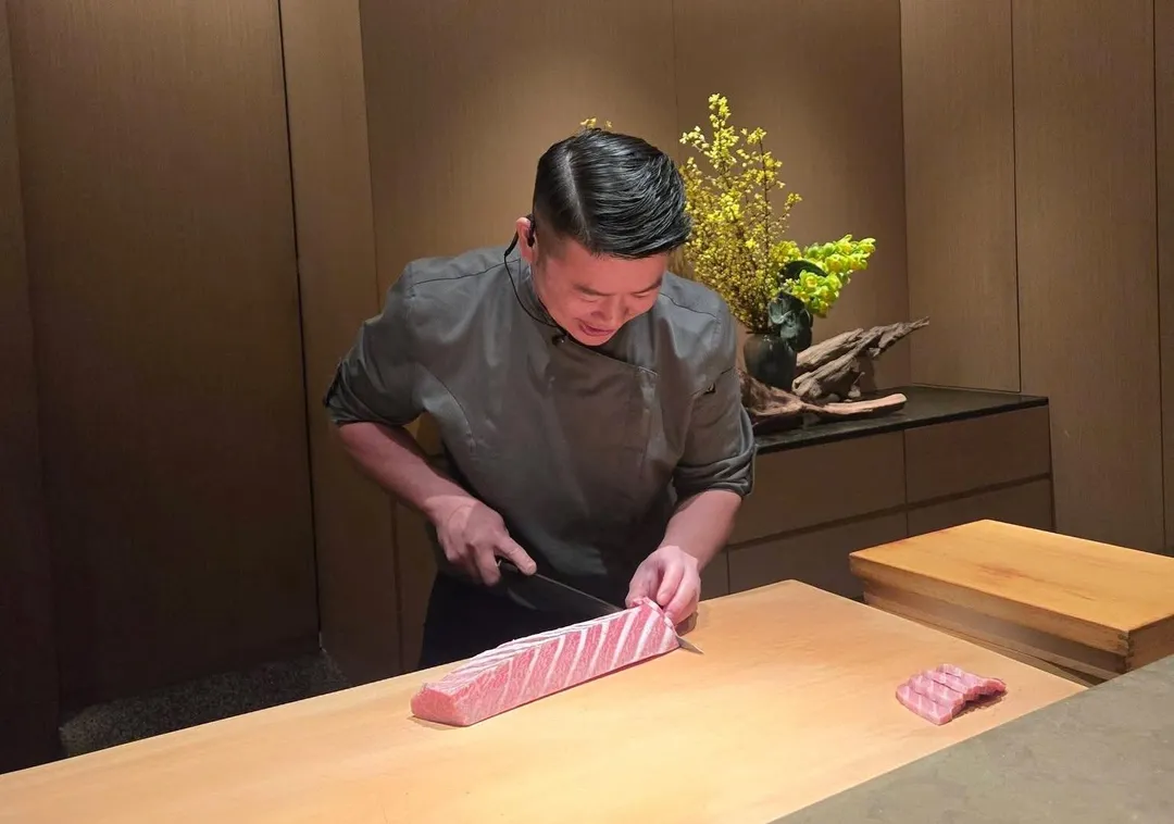 料理長進行「割」的儀式。（圖／黃宏輝提供）