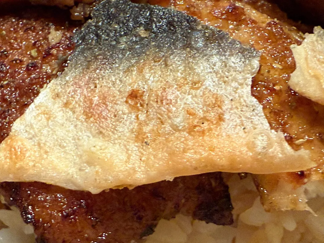 魚皮薄如蟬翼並酥脆。（圖／黃宏輝提供）
