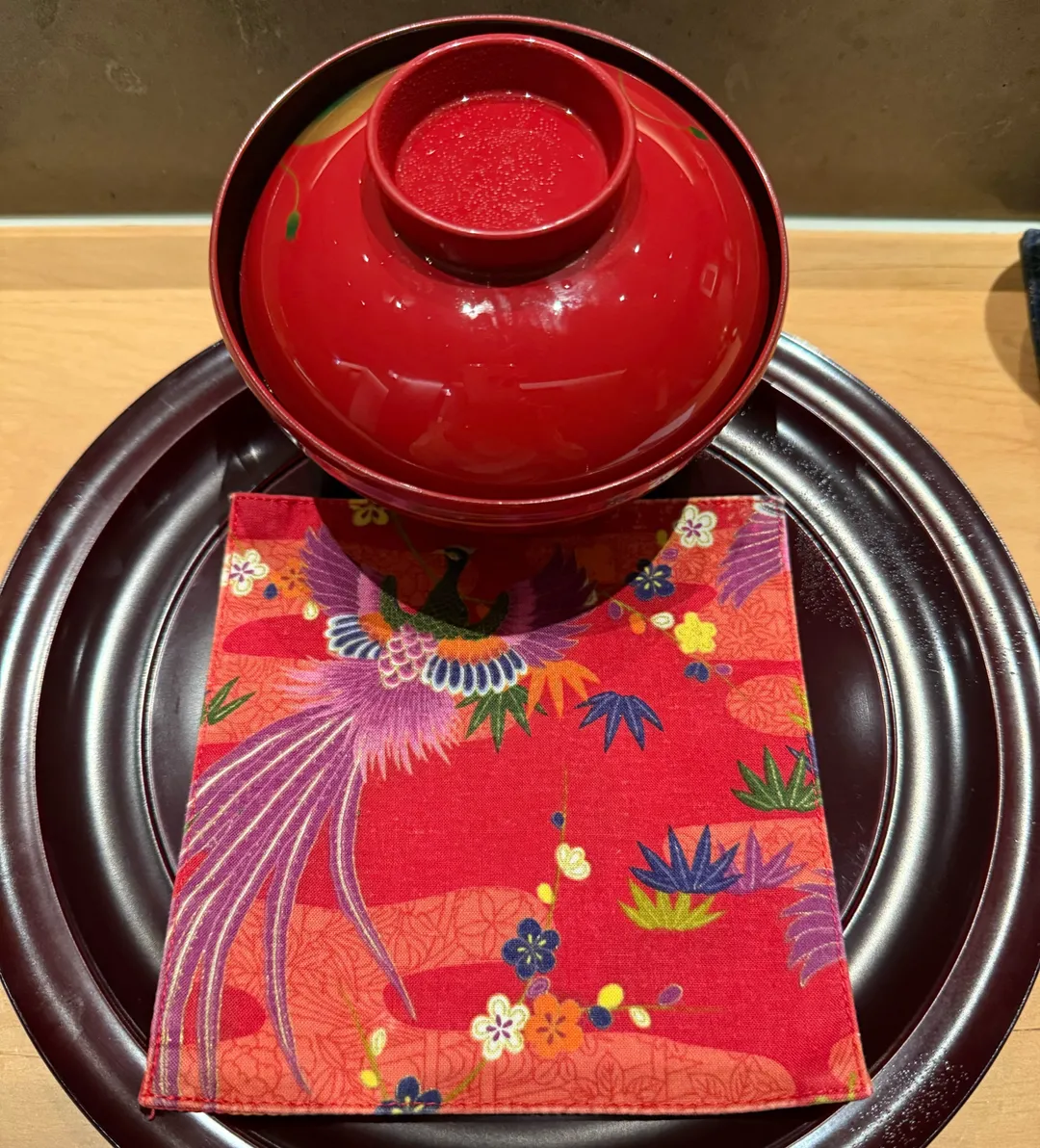 豔紅的盤飾。（圖／黃宏輝提供）