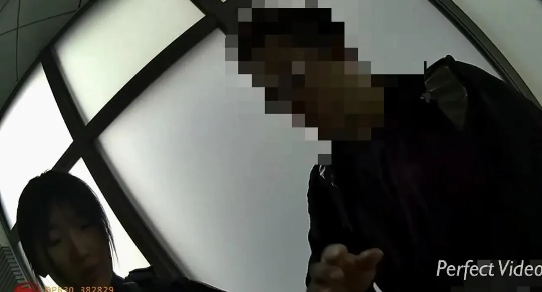 警方到場查看男子手機拍攝畫面。（圖／翻攝畫面）