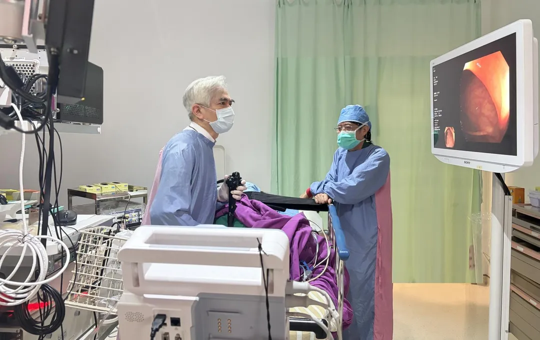 蘇銘堯教授說明藉由大腸鏡直接觀察腸道內部，能同步切除息肉並進行病理檢查，達到即檢即治效果。（圖／新北市立土城醫院）