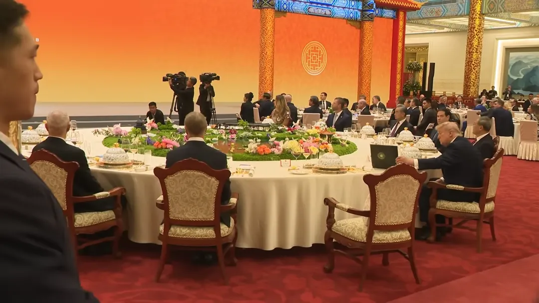 習近平短暫起身離席時,川普隨即伸手拿起桌上的黑色文件夾並翻開查看。(圖/翻攝whitehouse.gov)