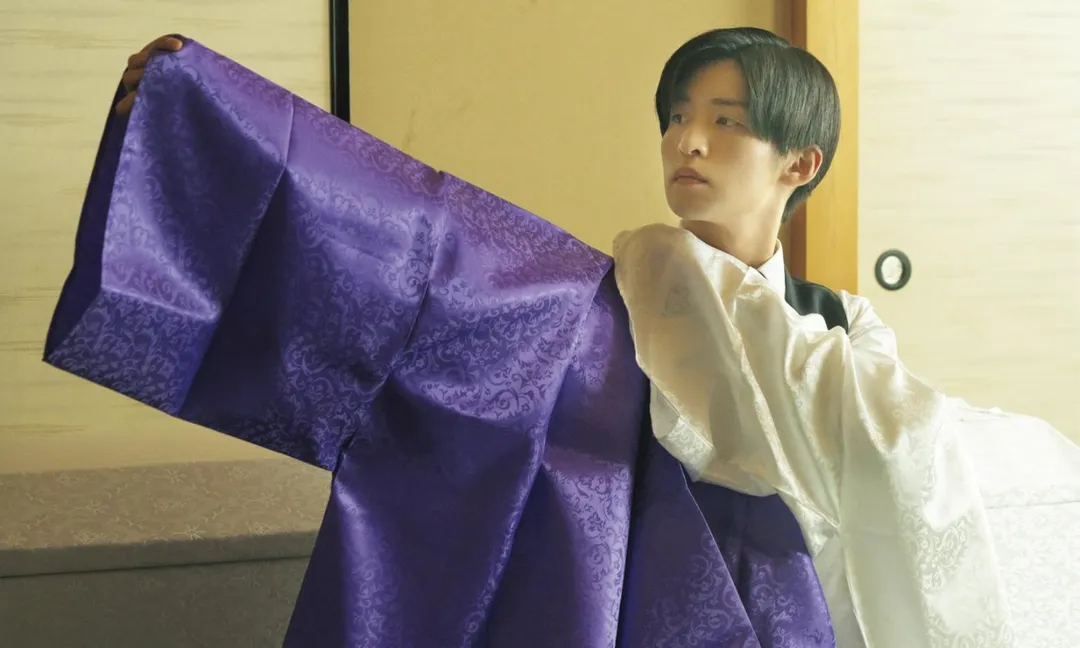 目黑蓮這次則挑戰飾演嚴謹真誠的生命禮儀師，甚至身兼納棺師工作。（圖／車庫娛樂 提供）