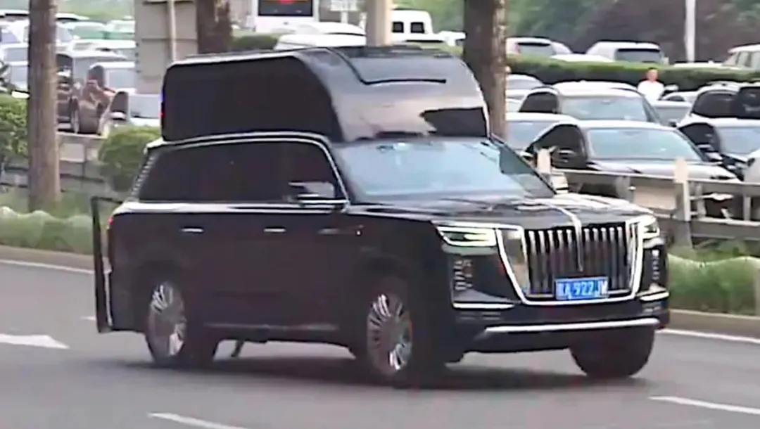 川普訪京車隊驚見神秘「高頂」紅旗SUV。(圖/翻攝X)