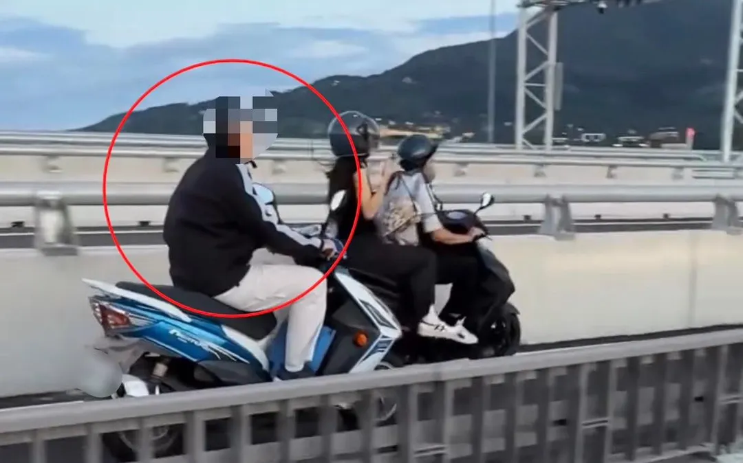 機車騎士在淡江大橋龜速看風景影響車流警方將開罰。（圖／翻攝畫面）