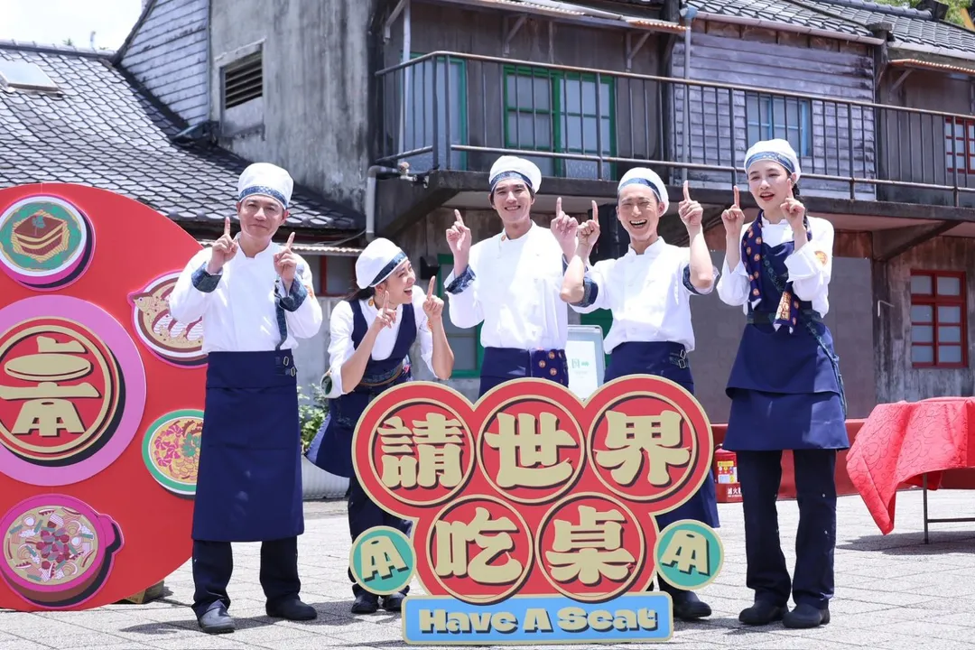 陳隨意、（左起）、隋棠、藍正龍、浩子、千千16日出席《請世界吃桌》記者會。（圖／記者郭竹倩 攝）