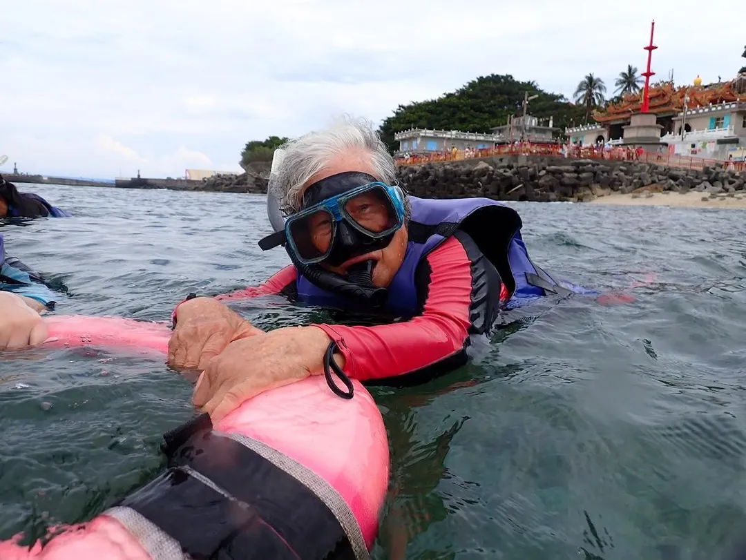 90歲鄭金枝到小琉球體驗浮潛。（圖／民眾提供）