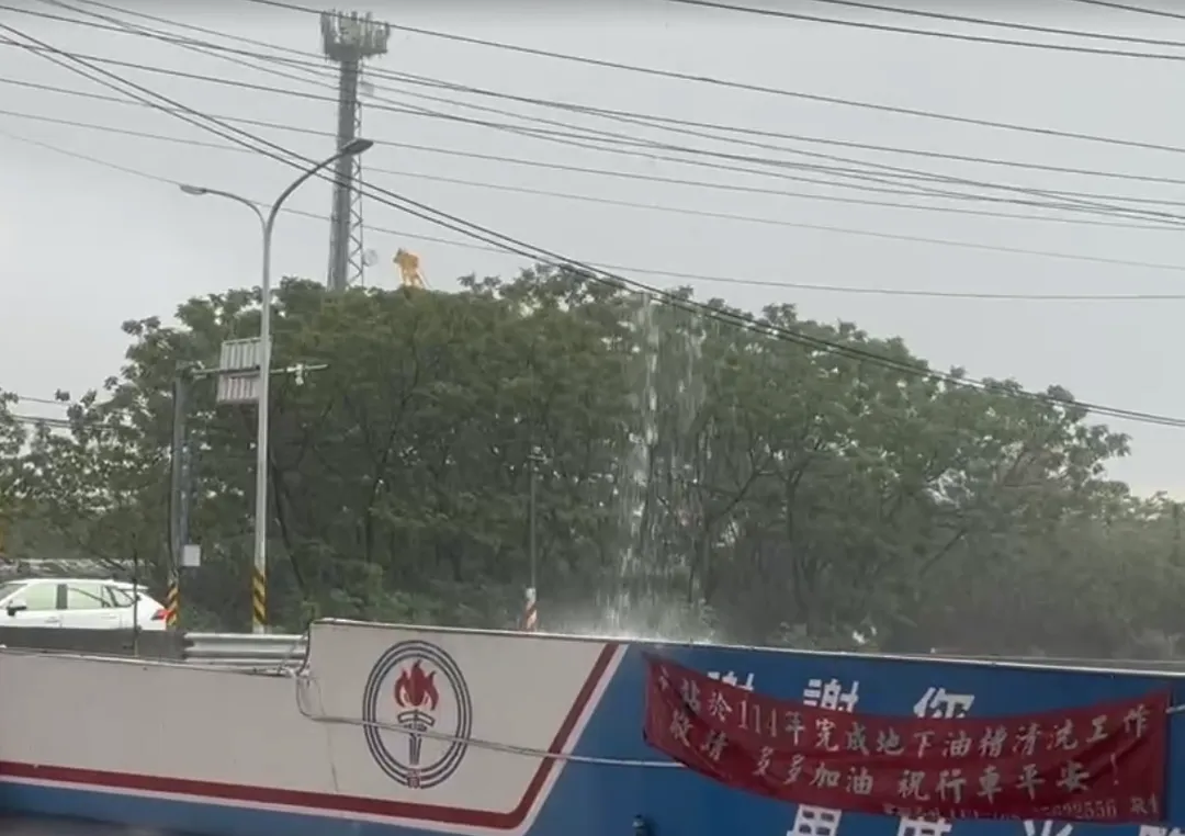 屏東縣新園鄉雨水形成瀑布狀落下。(圖/中天新聞)