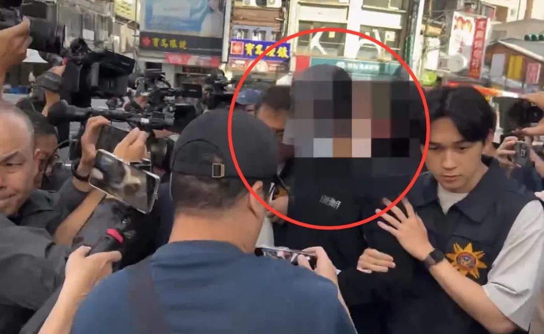 孫安佐遭警方上銬移送士林地檢署。（圖／翻攝畫面）