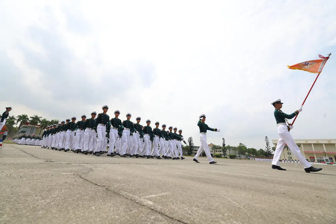 預校學生部隊齊步通過閱兵台。(圖/國防部)