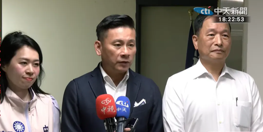 國民黨市黨部16日舉行初選結果發布會，由張延廷（右）勝出。（圖／中天新聞）