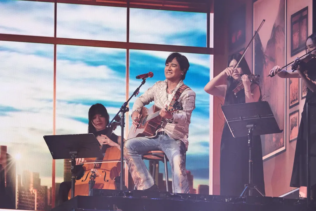 尤秋興solo演出帶來〈還隱隱作痛〉及求婚歌曲〈二月〉。（圖／華研國際&nbsp;提供）