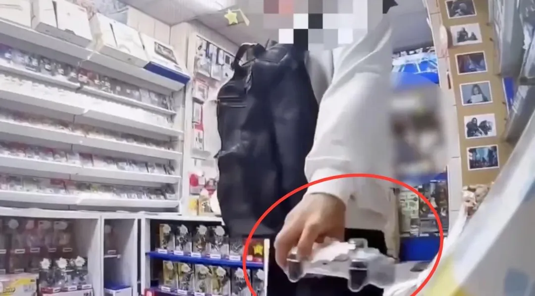 男子下手行竊過程被監視器拍下。（圖／翻攝畫面）