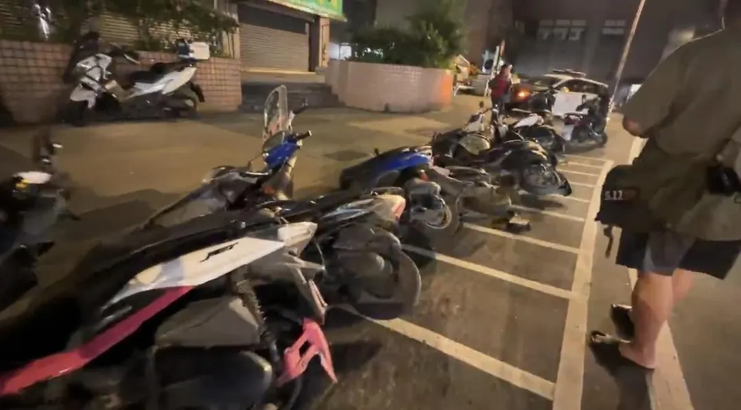 路邊13台機車整排被撞倒。（圖／翻攝畫面）