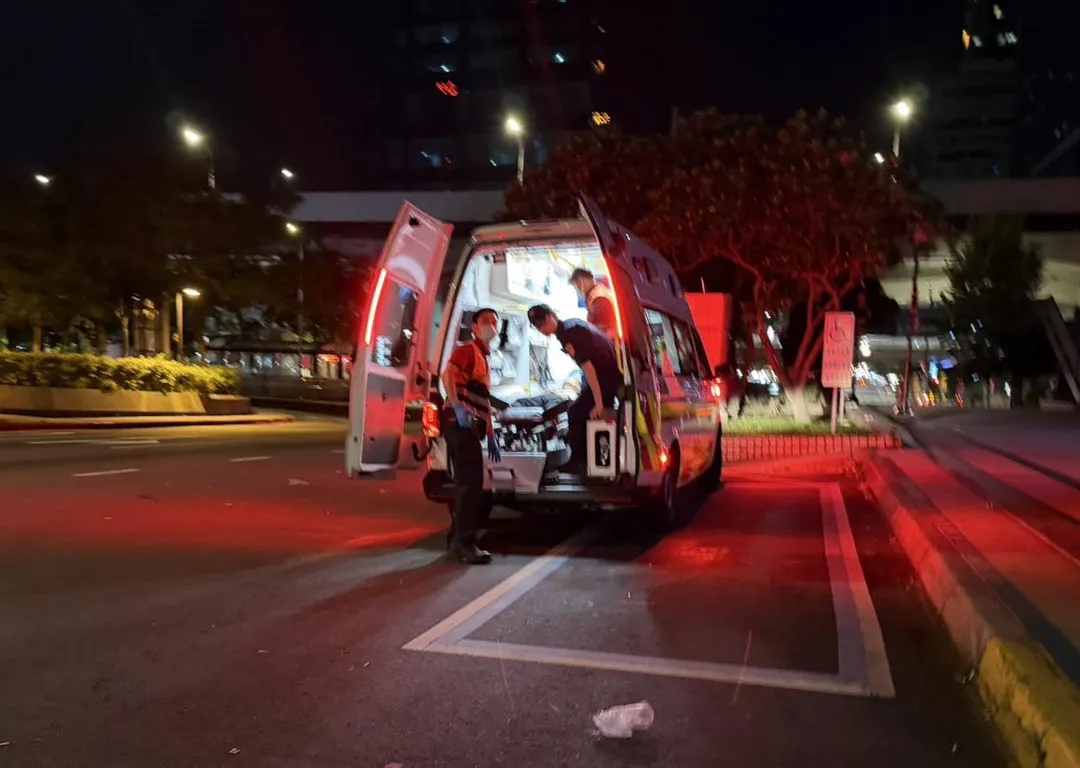 鐵路警察趕來將人強制就醫。（圖／警方提供）