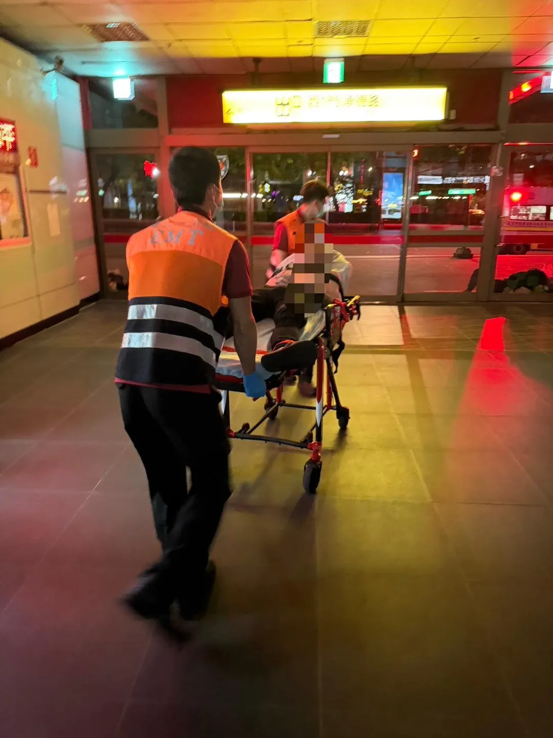 鐵路警察趕來將人強制就醫。（圖／警方提供）
